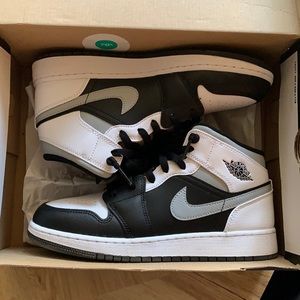 Jordan 1 mid (black and white)